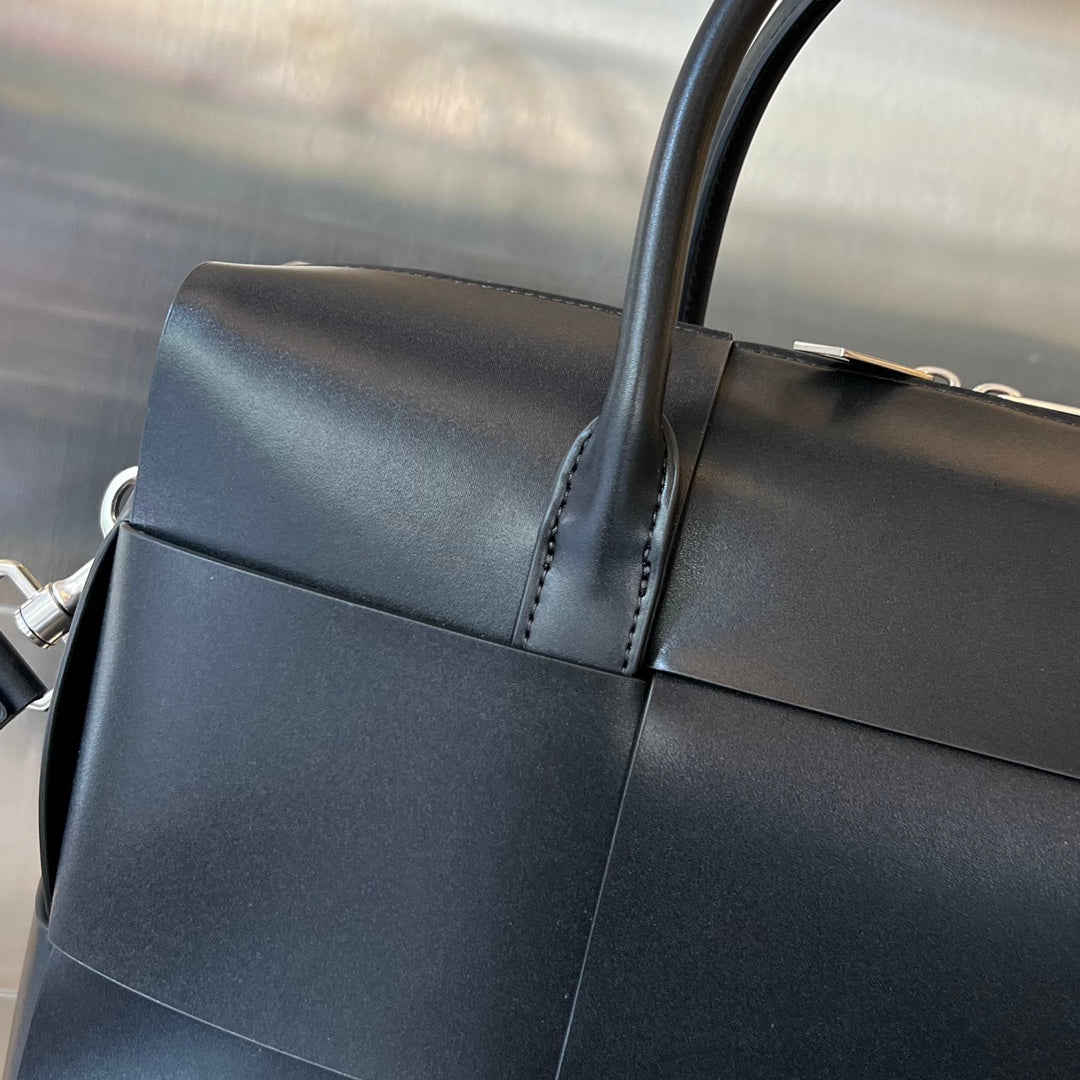 Luxury Bottega Veneta ARCO 36 BAG IN BLACK LAMBSKIN