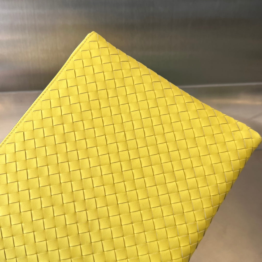 Luxury Bottega Veneta INTRECCIATO 30 IN LIGHT YELLOW LAMBSKIN