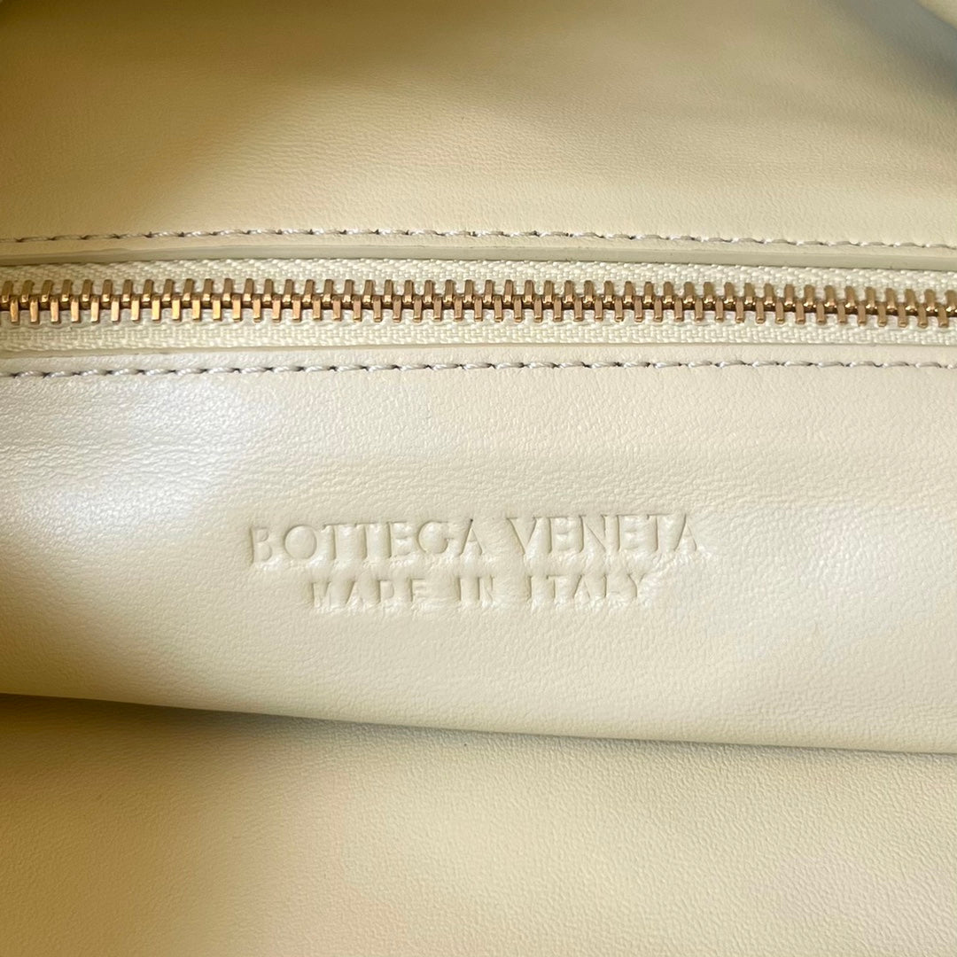 Luxury Bottega Veneta LARGE HOP 54 IN DARK CREAM LAMBSKIN