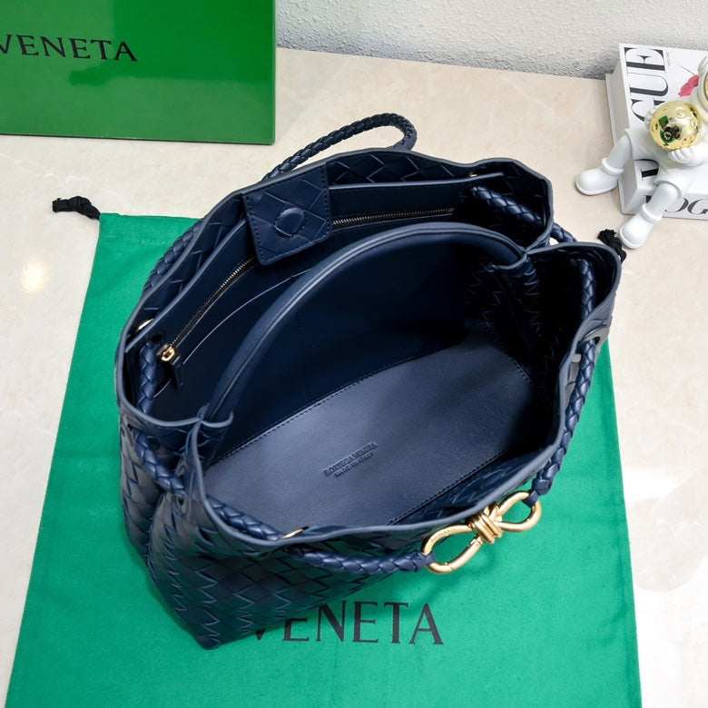 Luxury Bottega Veneta bv medium andiamo 32 dark blue lambskin
