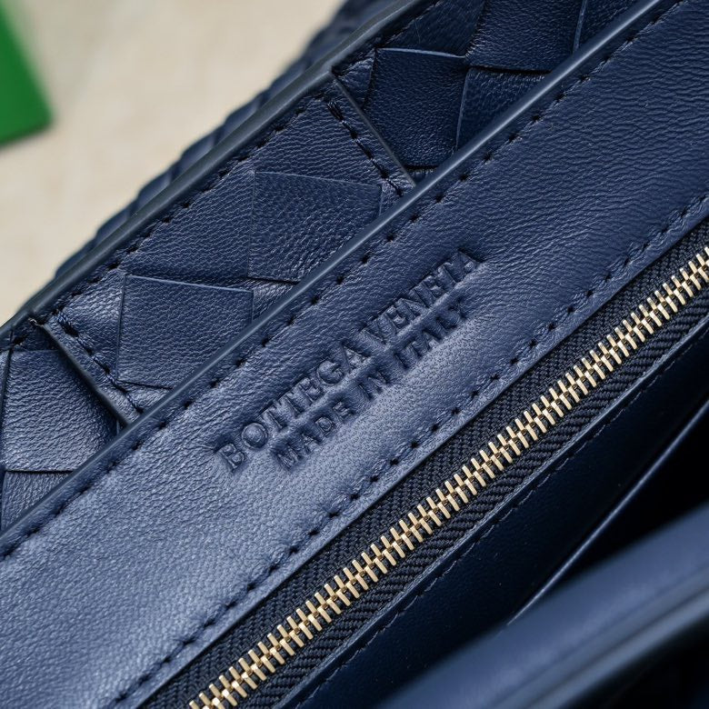 Luxury Bottega Veneta bv medium andiamo 32 dark blue lambskin