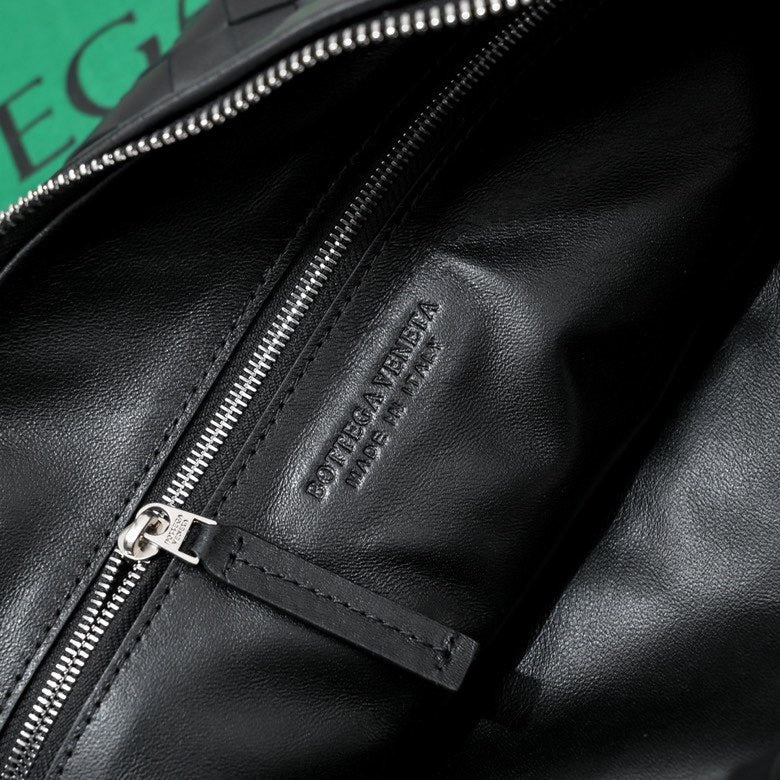 Luxury Bottega Veneta small jodie 48 black lambskin