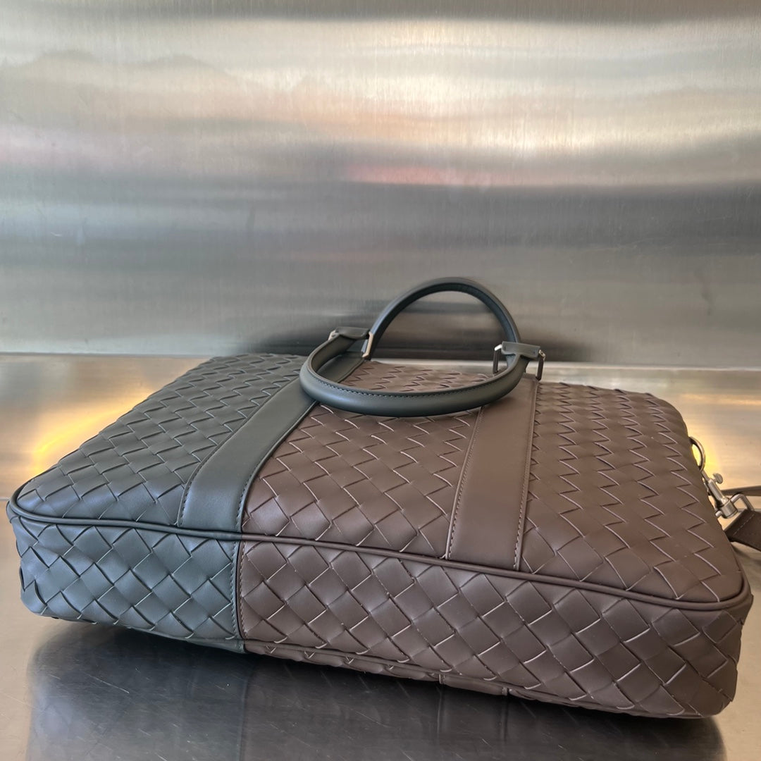 Luxury Bottega Veneta LARGE INTRECCIATO 40 BRIEFCASE IN LIGHT BROWN MIX DARK GREEN CALFSKIN