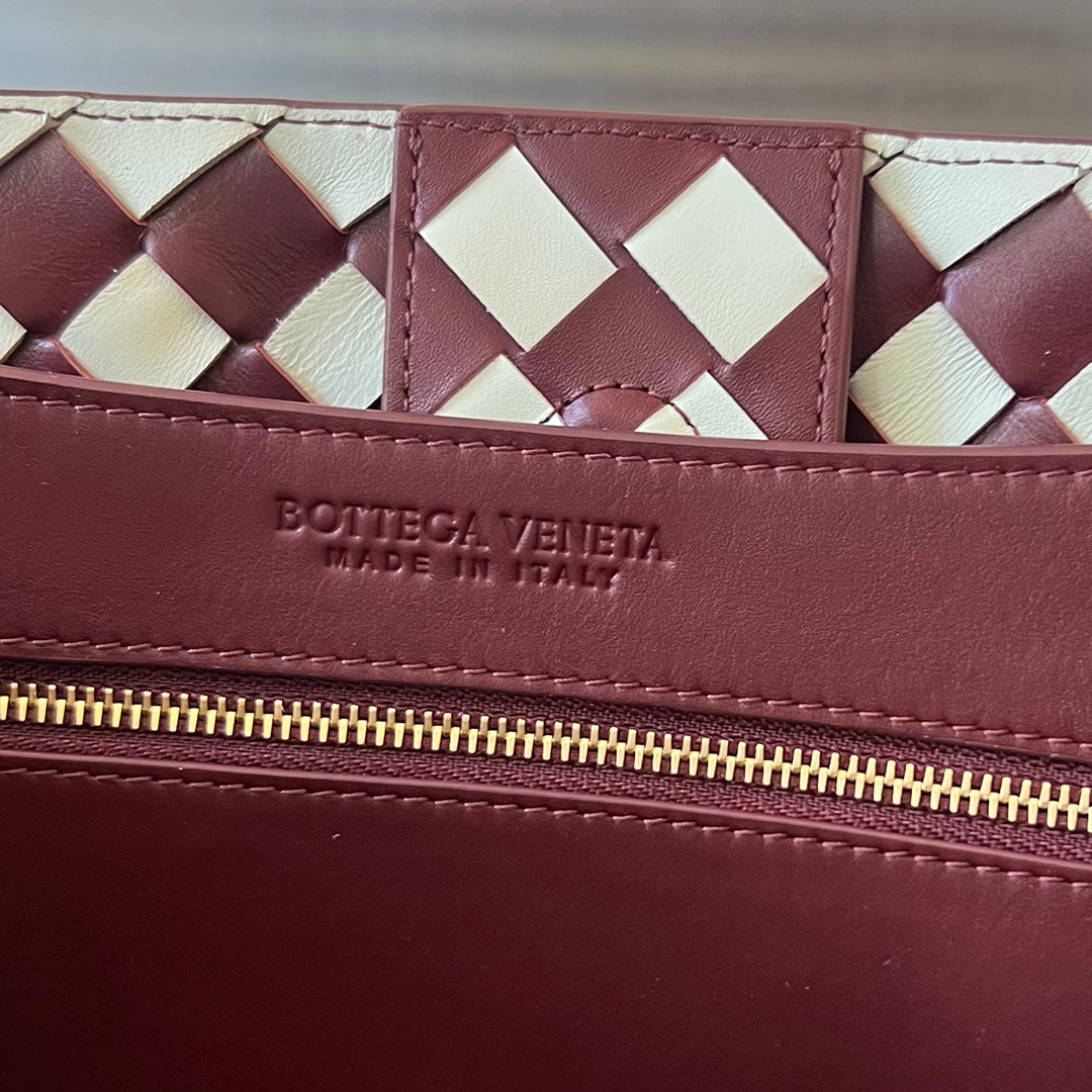 Luxury Bottega Veneta bv medium andiamo 32 white burgundy lambskin