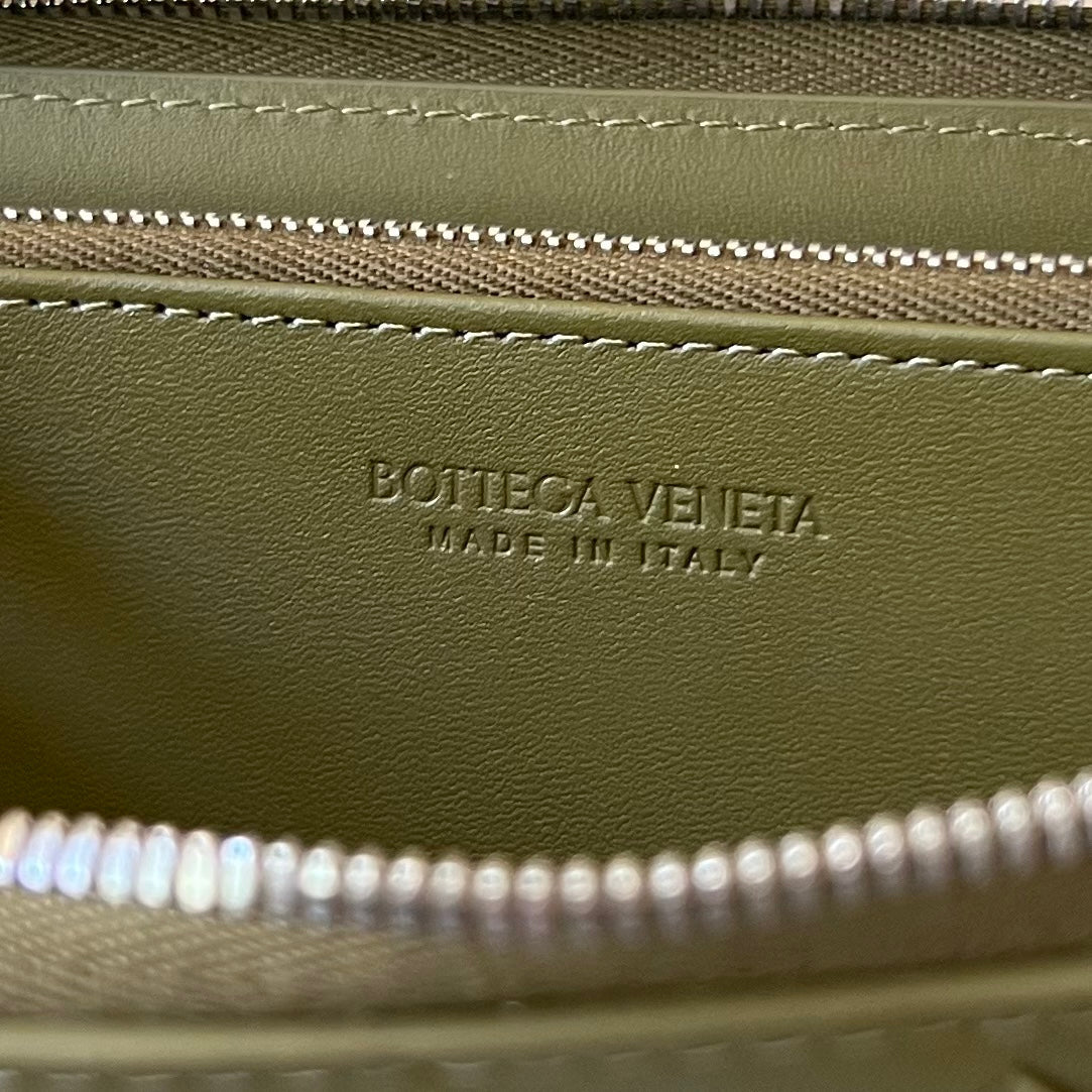 Luxury Bottega Veneta INTRECCIATO 19 WALLET IN OLIVE GREEN CALFSKIN