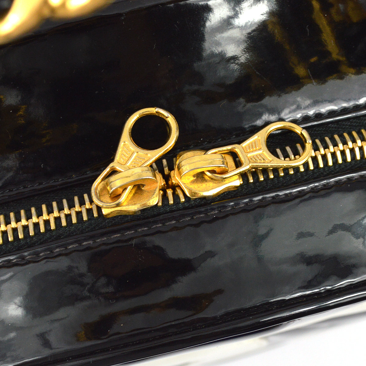 Luxury Chanel 1994-1996 Black Patent Leather Round Vanity Handbag