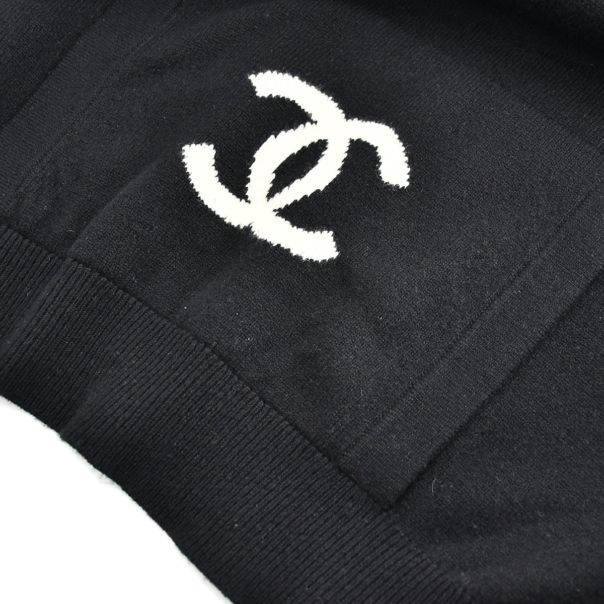 Luxury Chanel Fall 1994 CC logo cashmere jumper #38