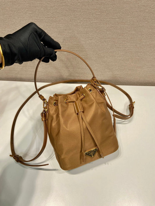 Luxury PradaBUCKET BAG 19 IN RUSSET BROWN RE-NYLON AND CALFSKIN HANDLE