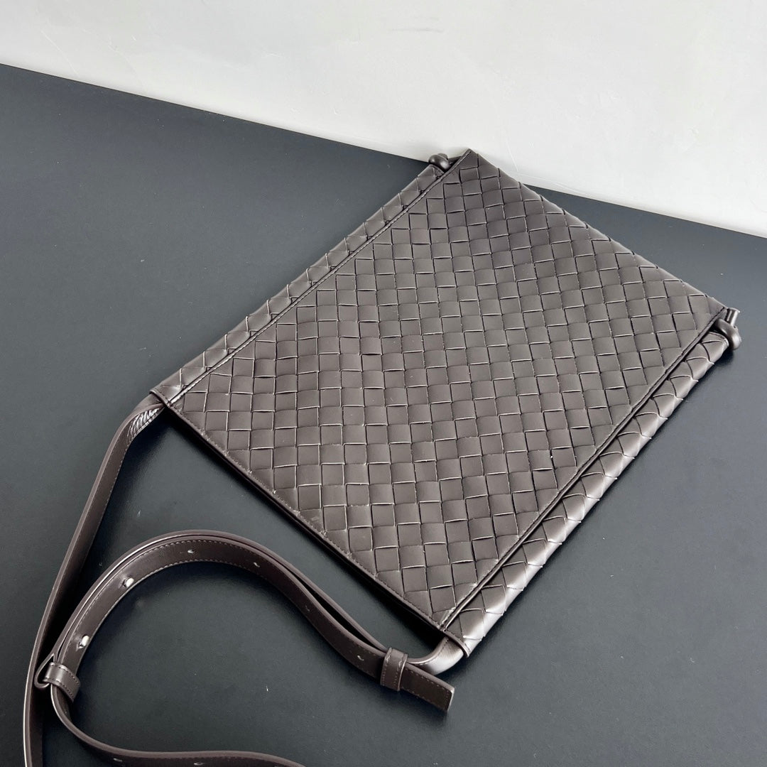 Luxury Bottega Veneta LARGE 35 FLAT LOOP IN BLACK CALFSKIN