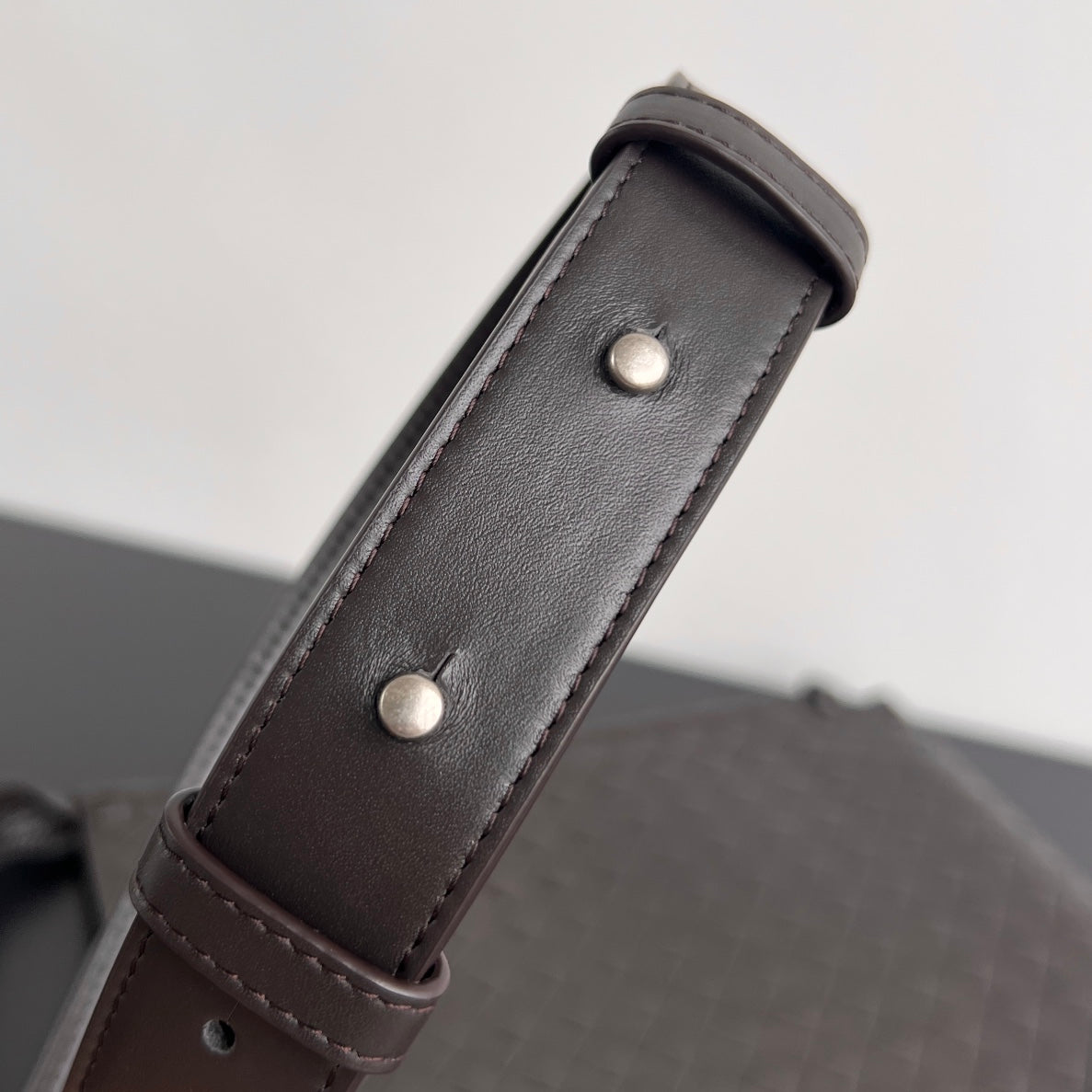 Luxury Bottega Veneta LARGE 35 FLAT LOOP IN BLACK CALFSKIN
