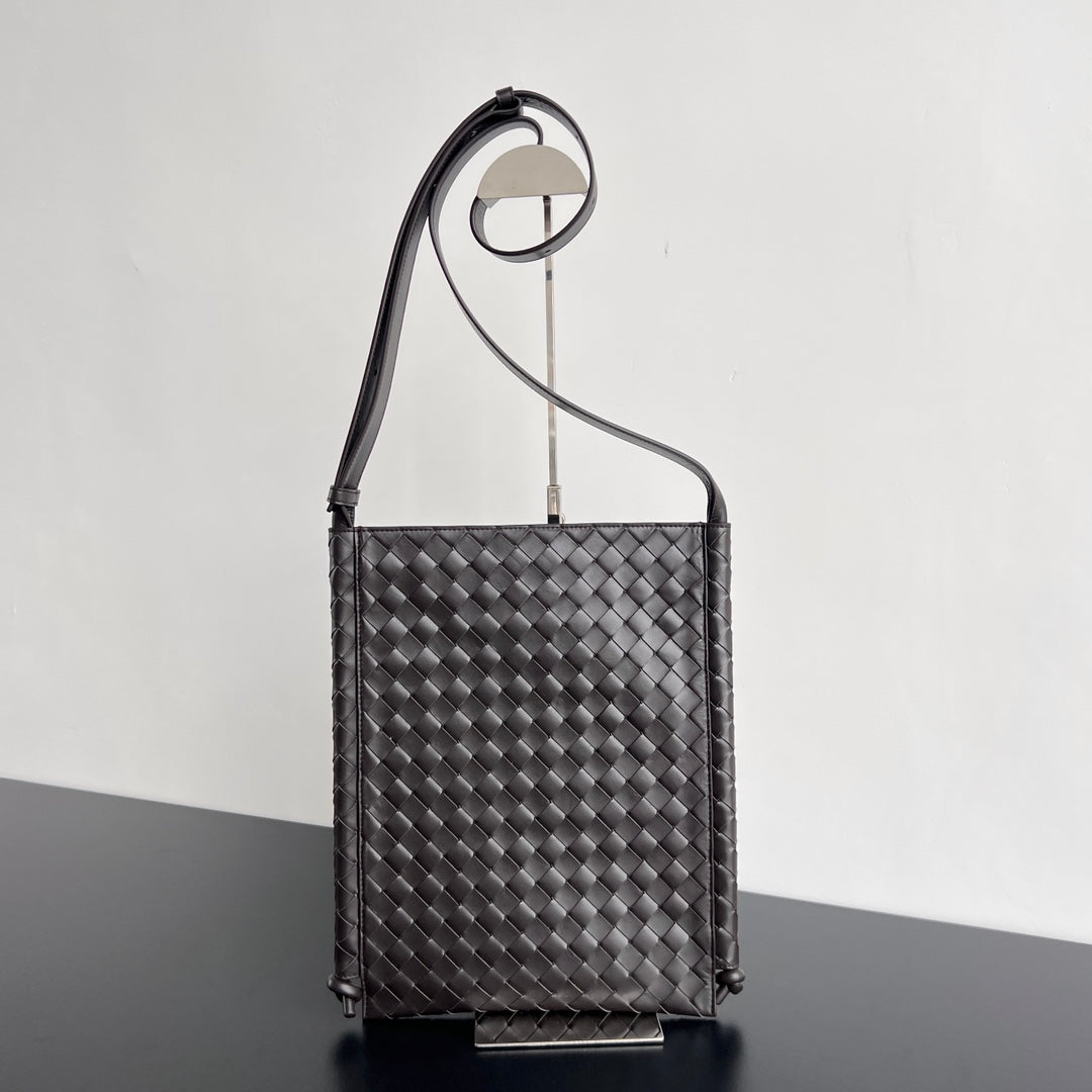 Luxury Bottega Veneta LARGE 35 FLAT LOOP IN BLACK CALFSKIN