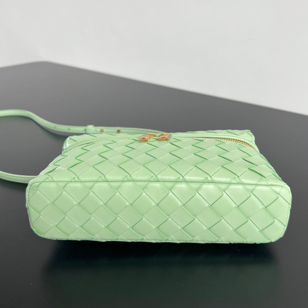 Luxury Bottega Veneta BANG BANG 22 VANITY CASE IN LIGHT GREEN CALFSKIN