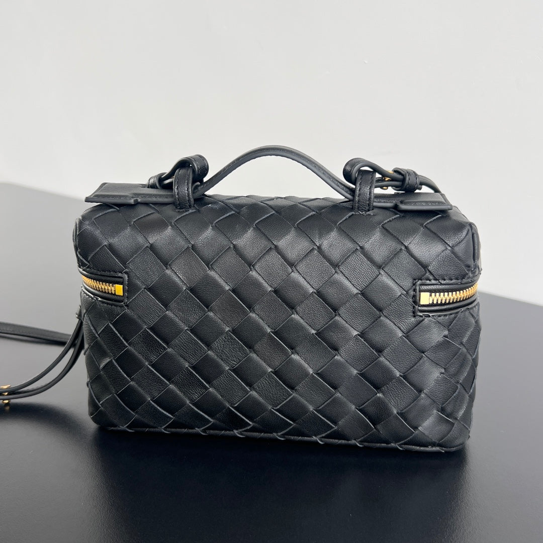 Luxury Bottega Veneta BANG BANG 22 VANITY CASE IN BLACK CALFSKIN