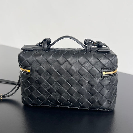 Luxury Bottega Veneta BANG BANG 22 VANITY CASE IN BLACK CALFSKIN