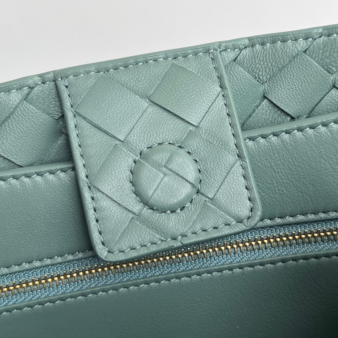 Luxury Bottega Veneta bv medium andiamo 32 cloud blue lambskin