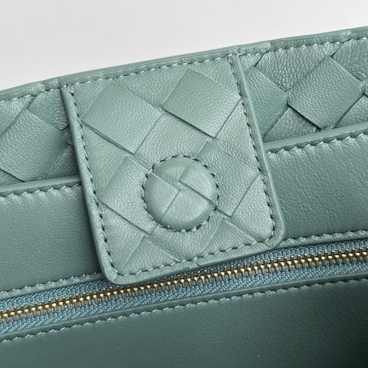 Luxury Bottega Veneta bv medium andiamo 32 cloud blue lambskin