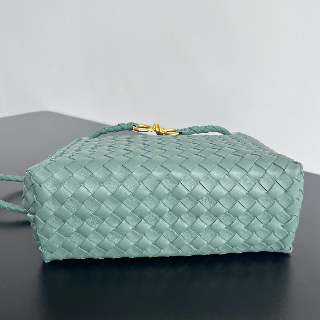 Luxury Bottega Veneta bv medium andiamo 32 cloud blue lambskin