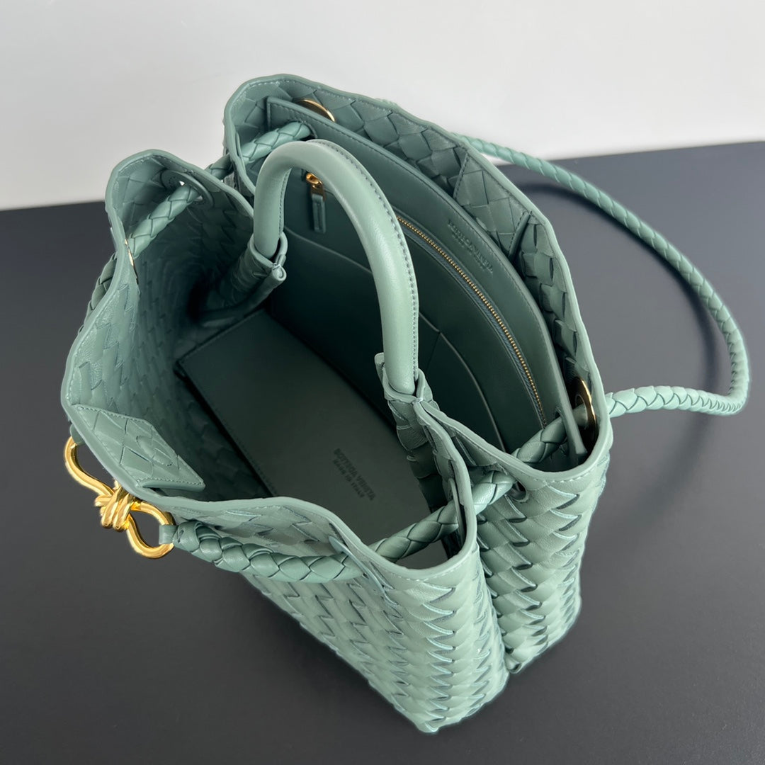 Luxury Bottega Veneta bv medium andiamo 32 cloud blue lambskin
