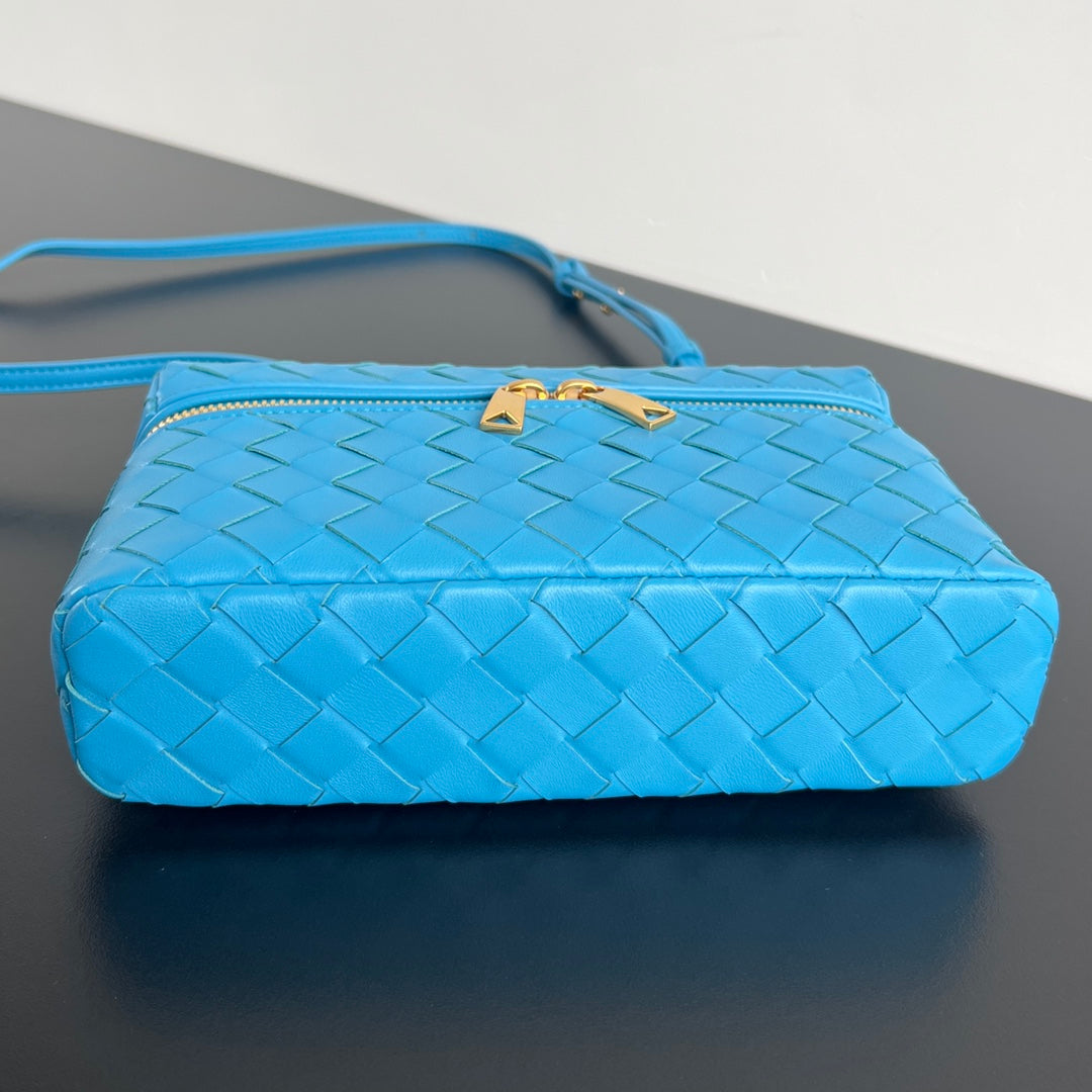 Luxury Bottega Veneta BANG BANG 22 VANITY CASE IN CERULEAN BLUE CALFSKIN
