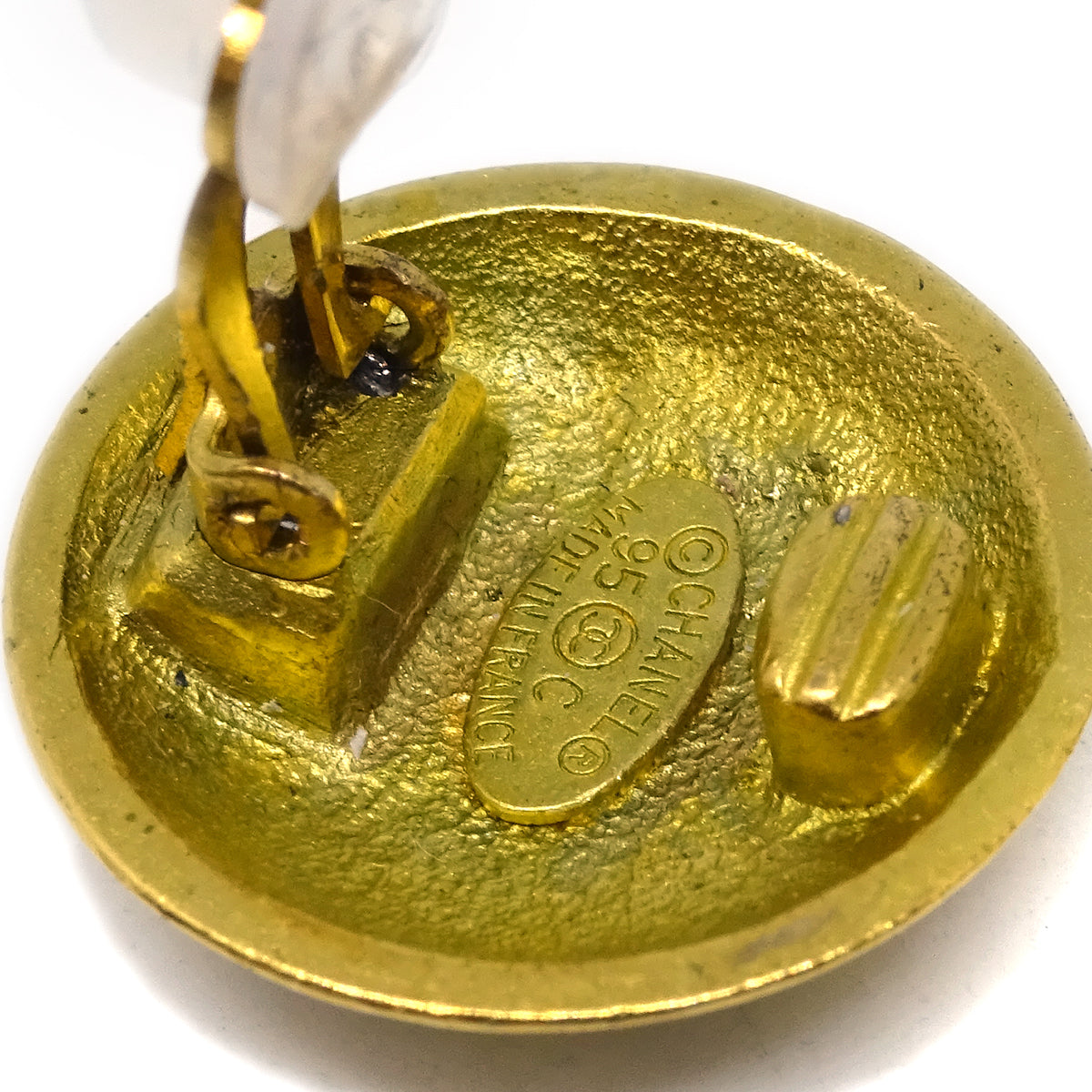 Luxury Chanel Gold Button Earrings Clip-On 95C