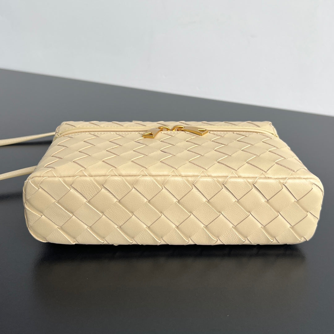 Luxury Bottega Veneta BANG BANG 22 VANITY CASE IN BEIGE CREAM CALFSKIN