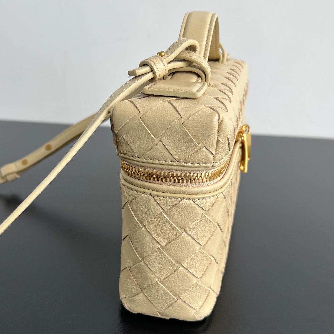 Luxury Bottega Veneta BANG BANG 22 VANITY CASE IN BEIGE CREAM CALFSKIN