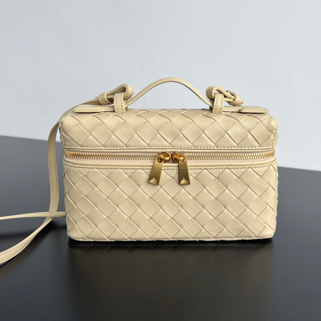 Luxury Bottega Veneta BANG BANG 22 VANITY CASE IN BEIGE CREAM CALFSKIN