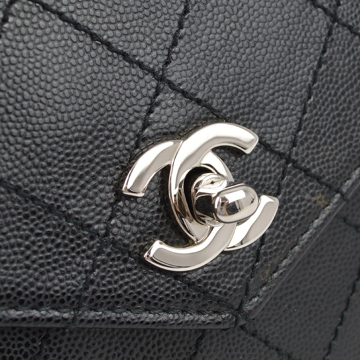 Luxury Chanel 1997-1999 Black Caviar Handbag
