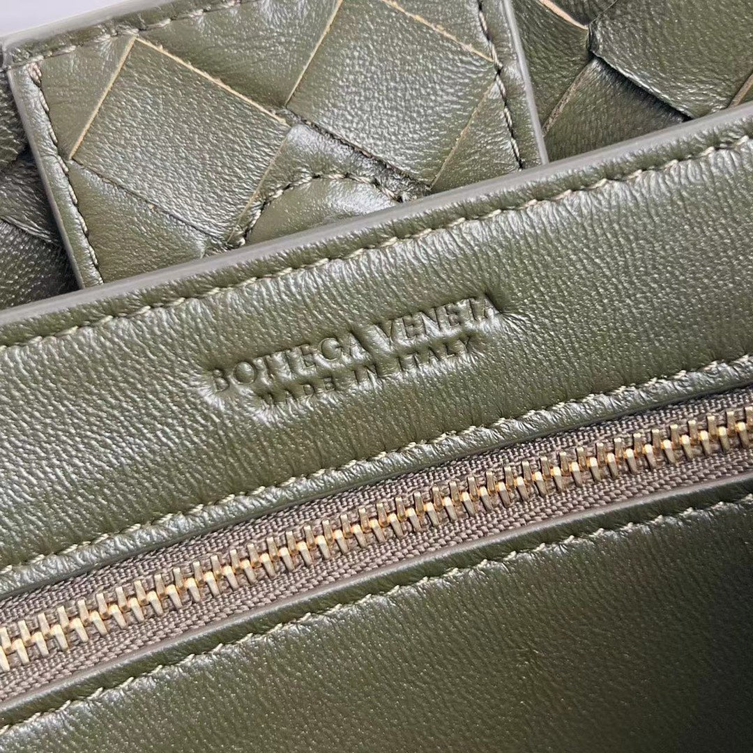 Luxury Bottega Veneta bv medium andiamo 32 khaki green lambskin