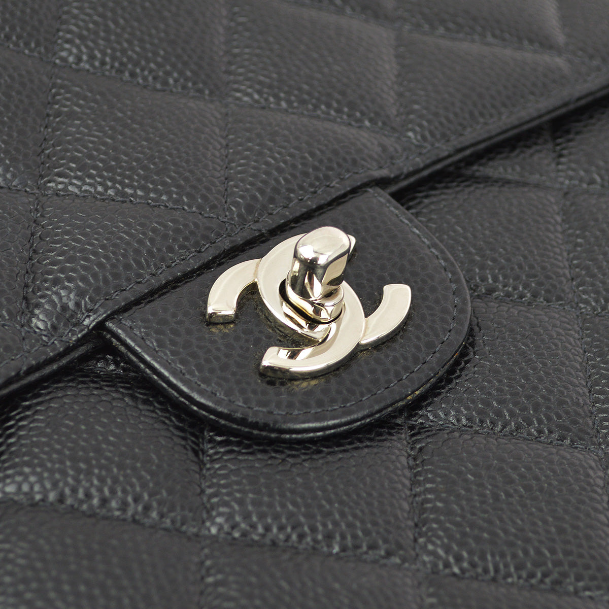 Luxury Chanel 2000-2001 Black Caviar Jumbo Classic Flap Shoulder Bag