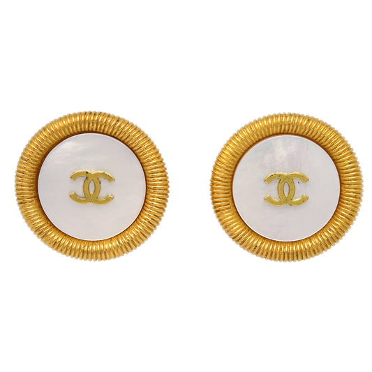 Luxury Chanel Button Shell Earrings Clip-On White 95P
