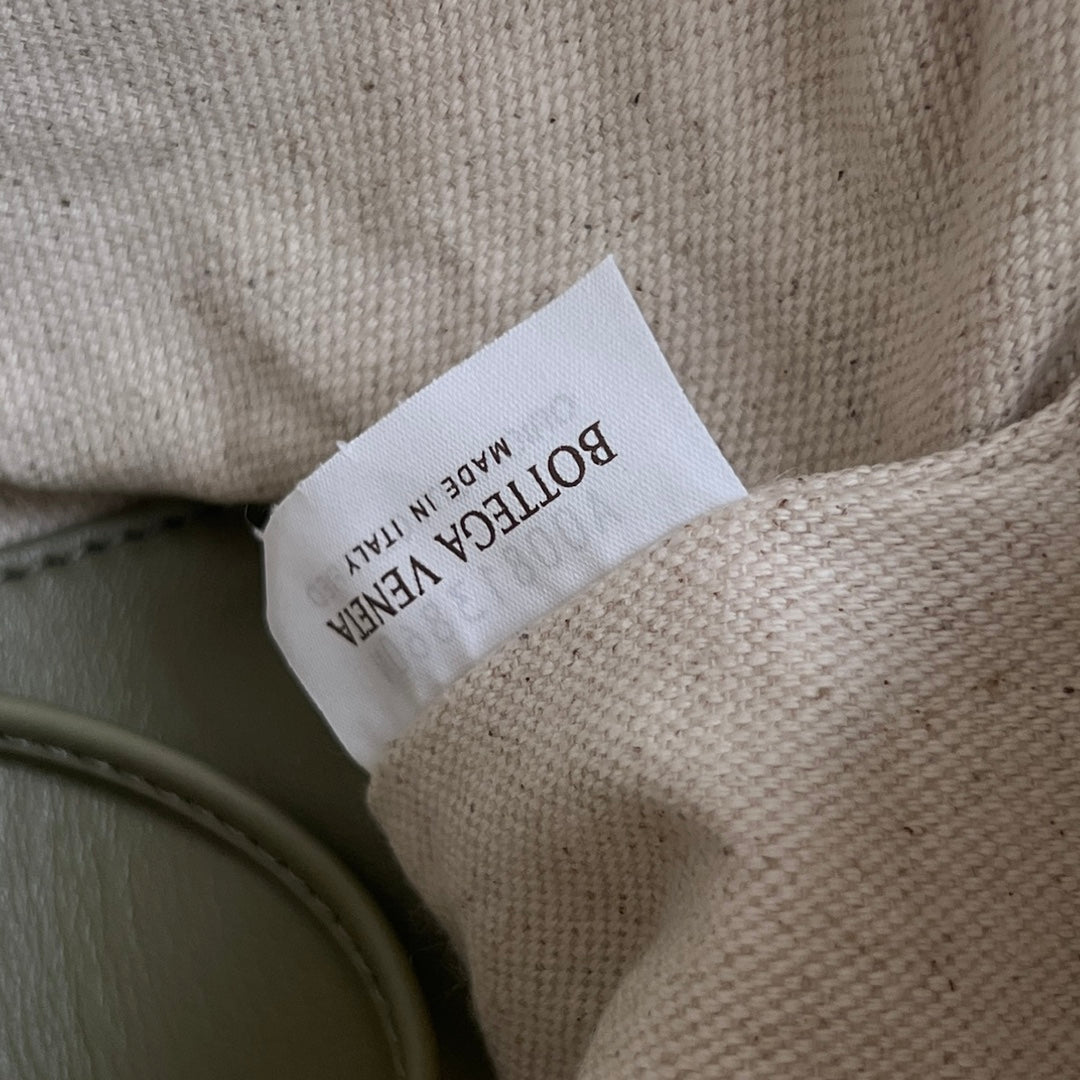 Luxury Bottega Veneta BV Loop Top Handle 19cm Green Beige Lambskin