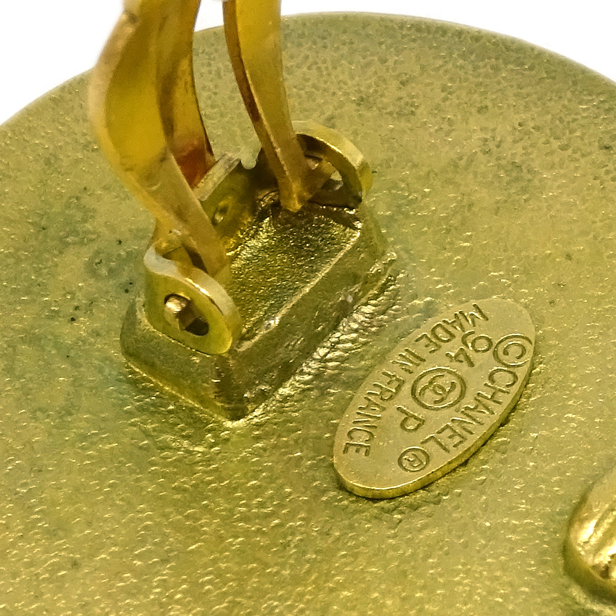 Luxury Chanel Gold Gripoix Button Earrings Clip-On 94P
