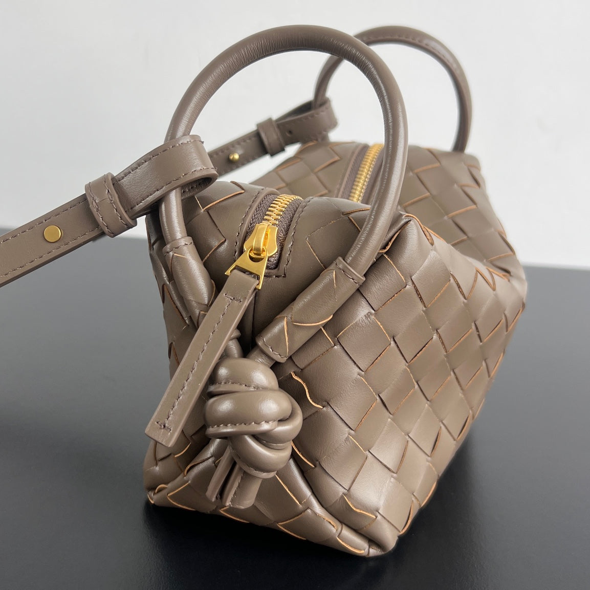 Luxury Bottega Veneta BV Loop Top Handle 19cm Brown Lambskin