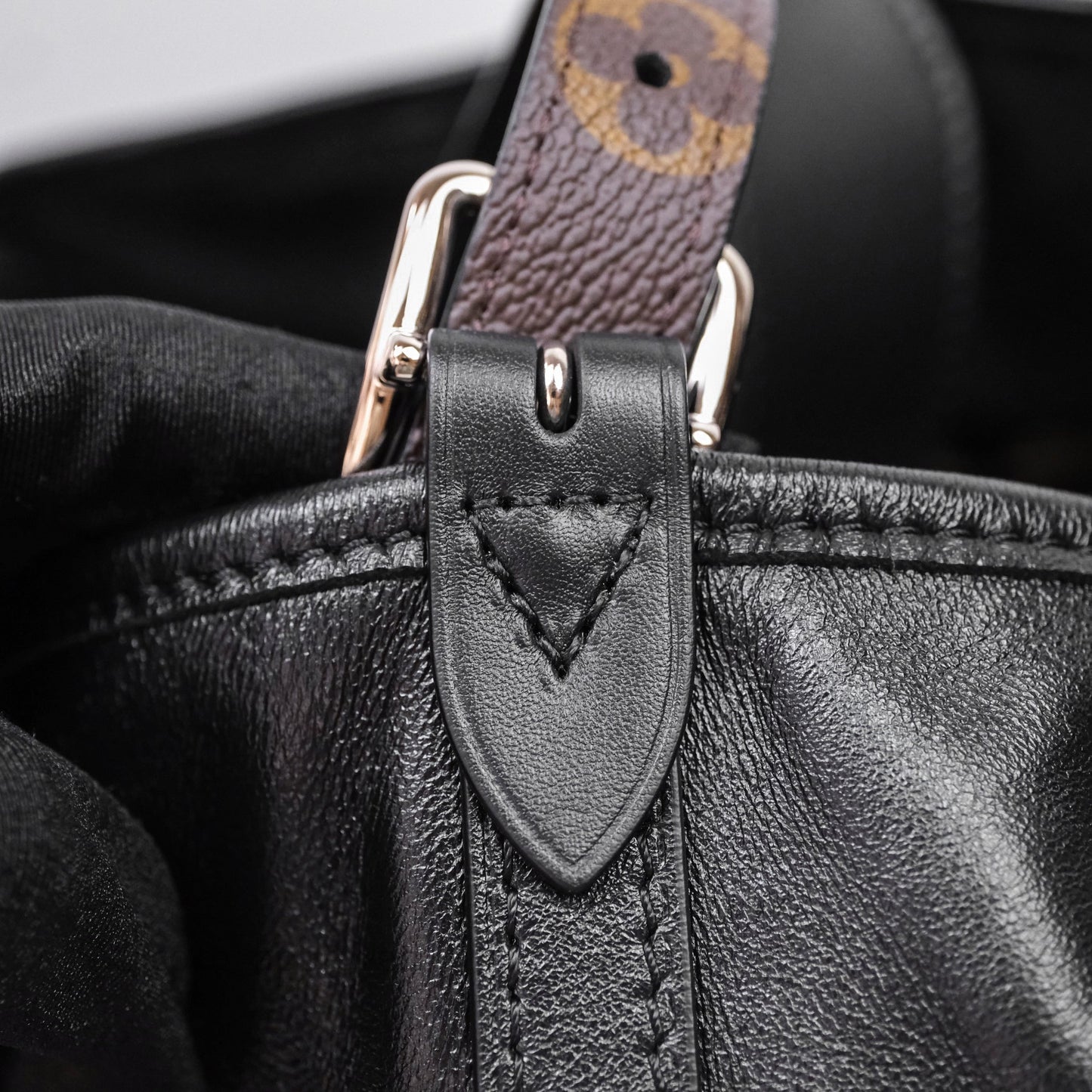 Louis Vuitton CarryAll Vibe MM Black