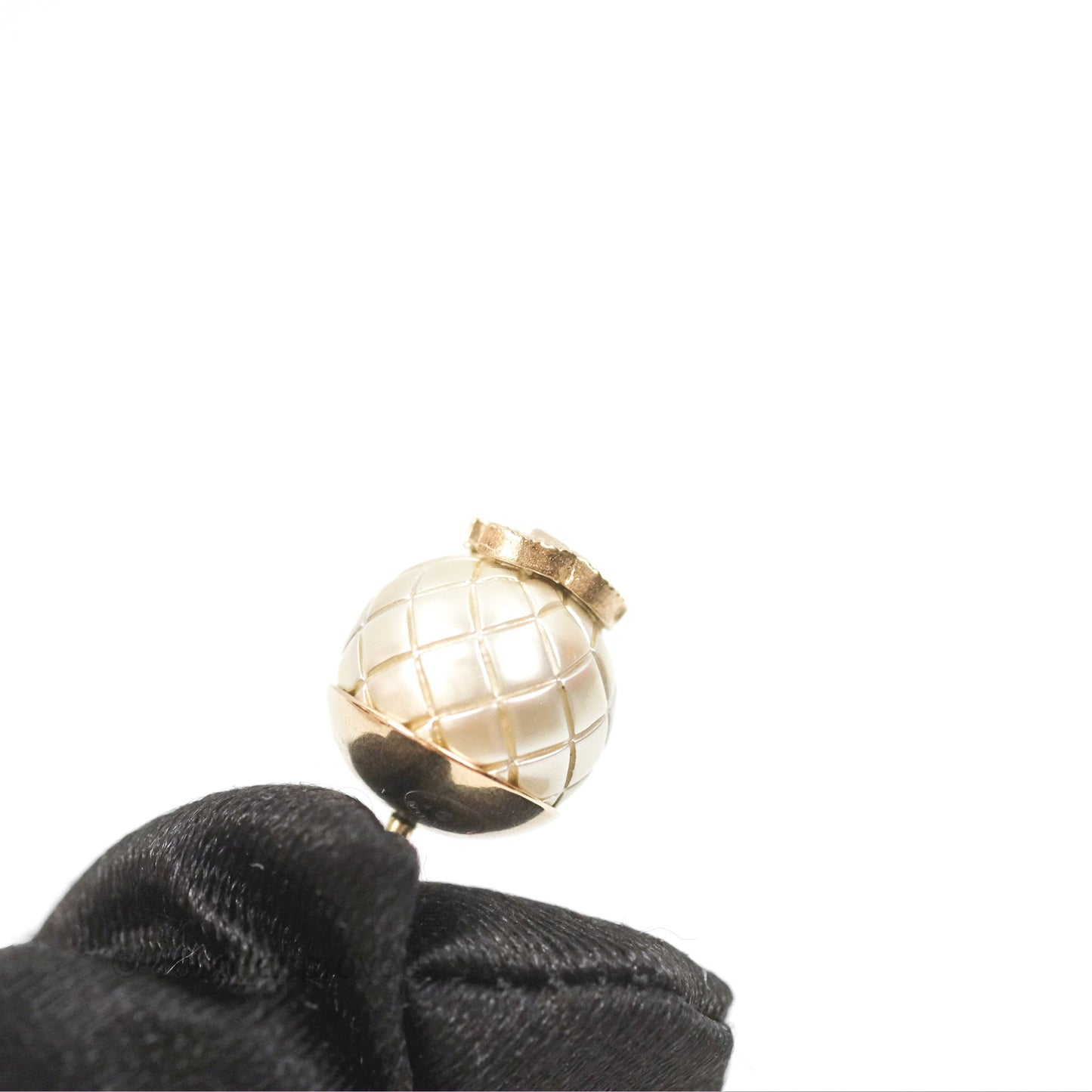 Chanel CC Round Earrings Gold Tone 16P