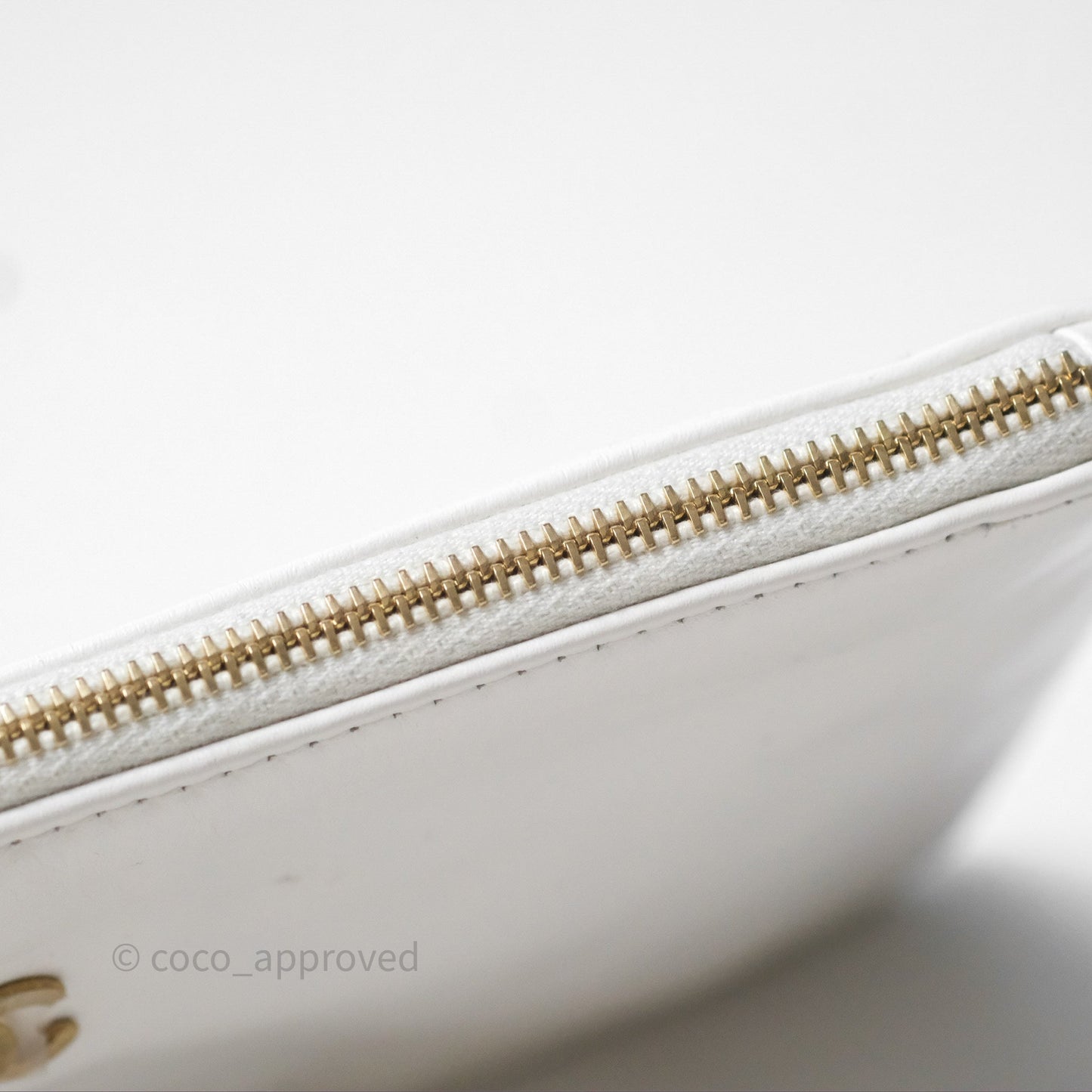 Chanel 22 Medium White Shiny Crumpled Calfskin Aged Gold Hardware
