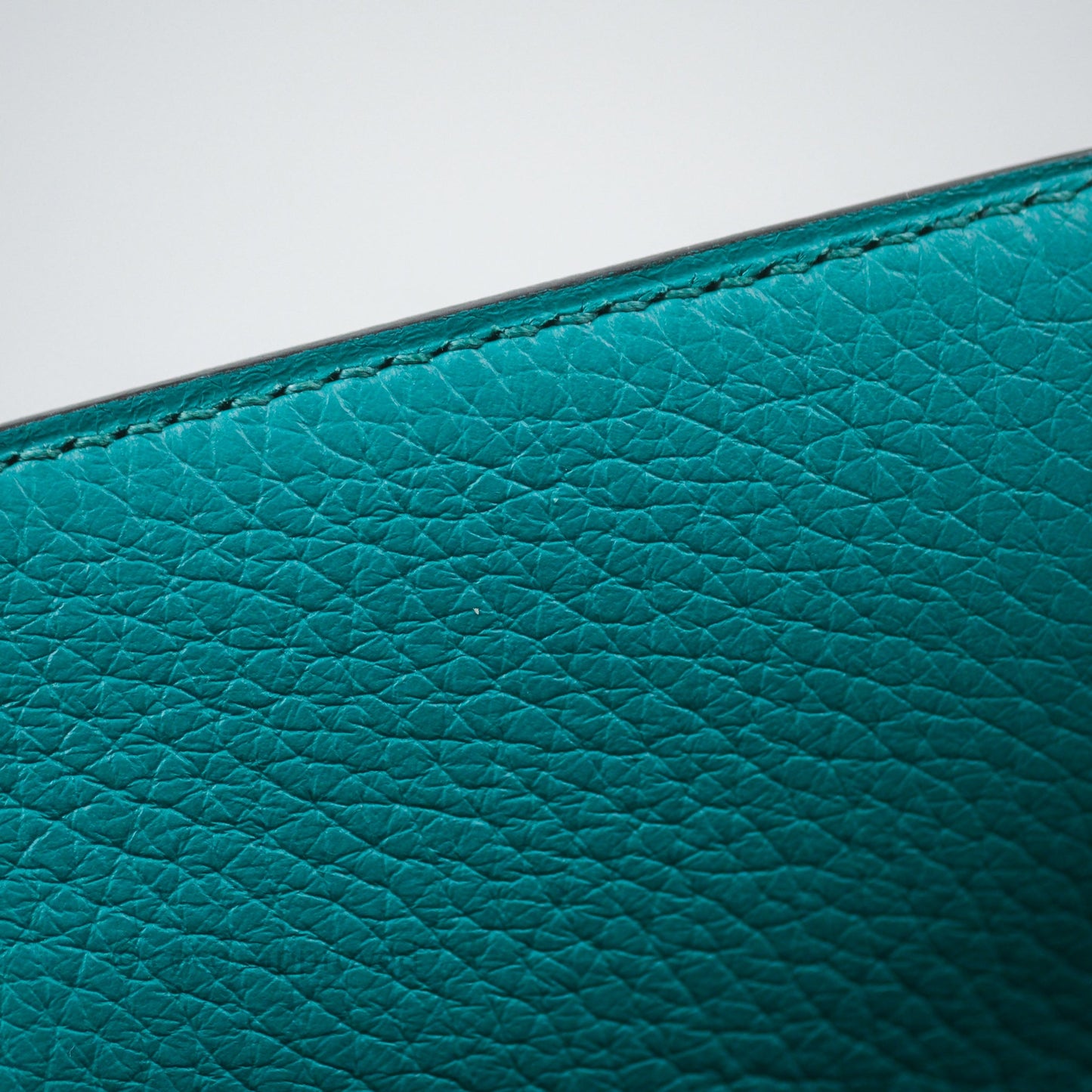 Hermès Kelly 28 Retourne Bleu Paon 7F Clemence Gold Hardware