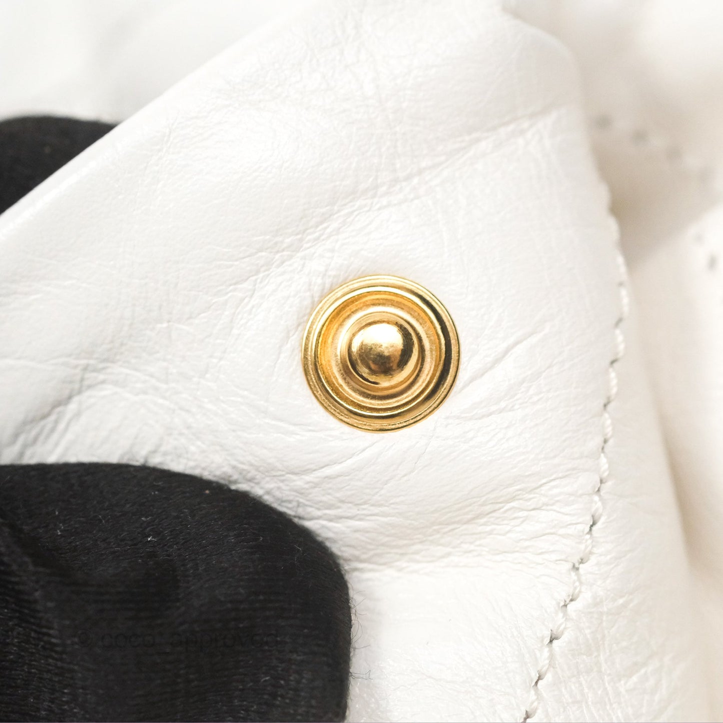 Chanel 22 Medium White Shiny Calfskin Aged Gold Hardware