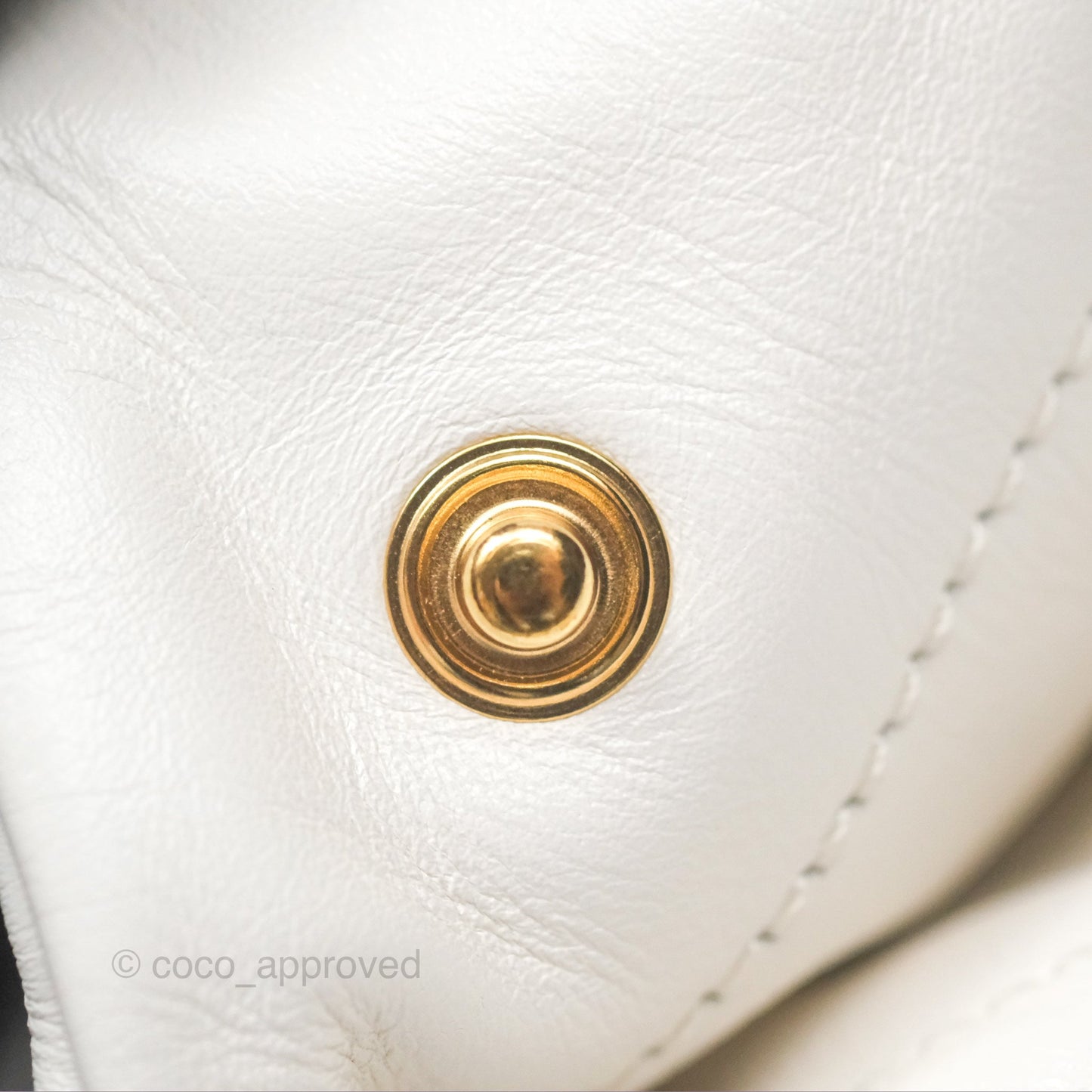 Chanel 22 Medium White Shiny Calfskin Aged Gold Hardware