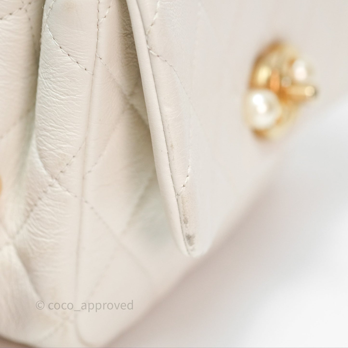 Chanel Quilted Pearl Flap Bag White Shiny Crumpled Calfskin Aged Gold Hardware 22C