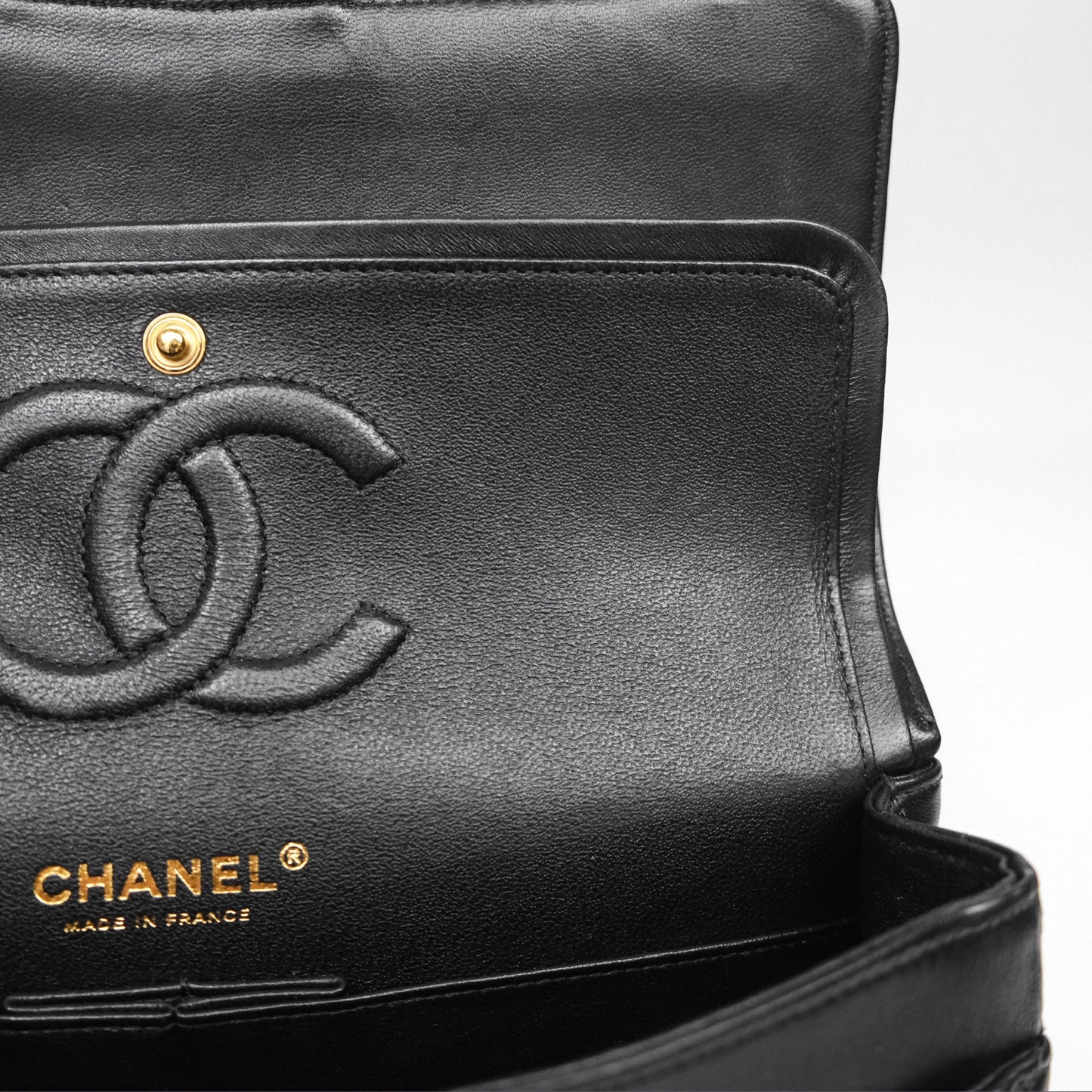 Chanel Classic M/L Medium Flap Chevron Black Lambskin Aged Gold Hardware