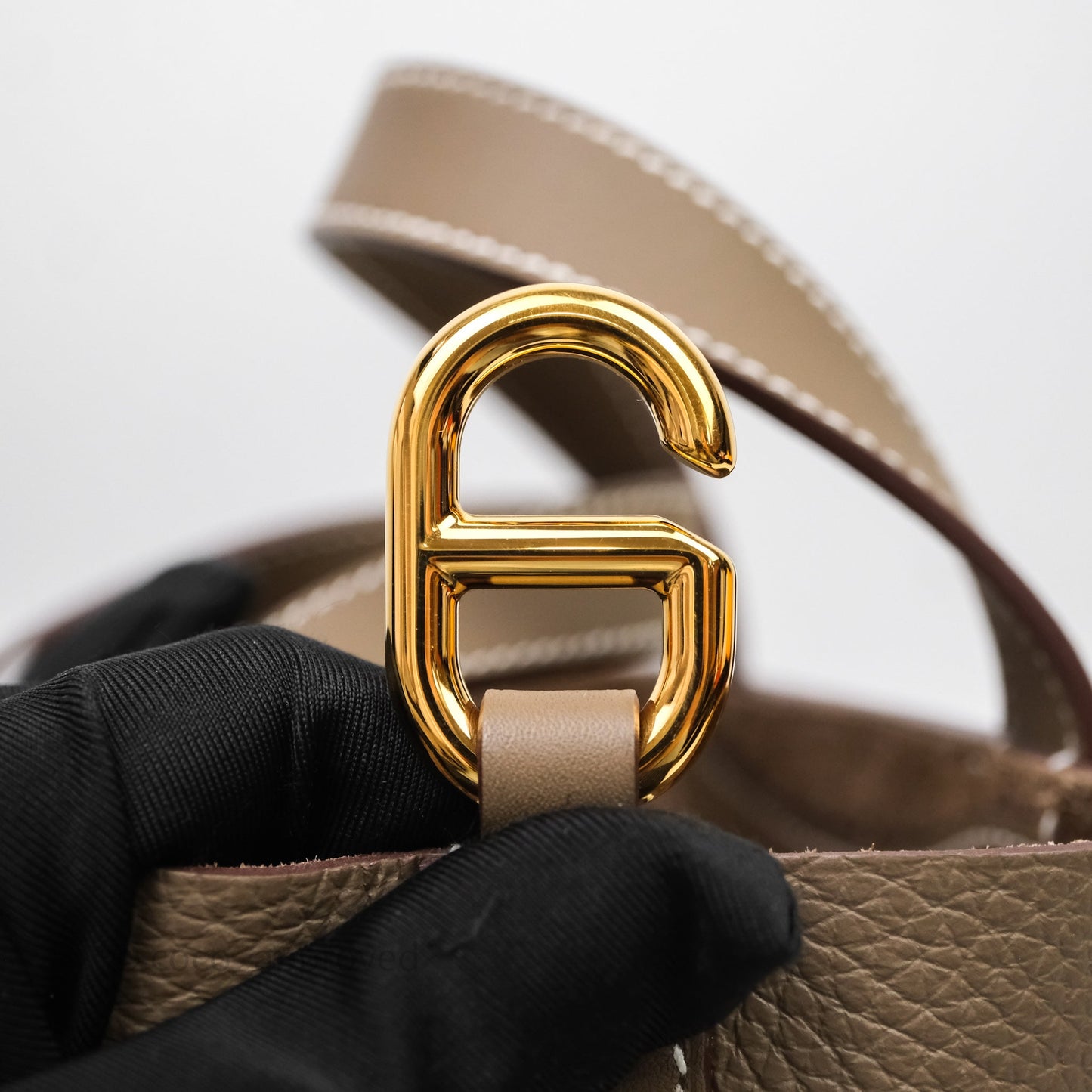 Hermès In-The-Loop 18 Etoupe Taurillon Clemence Veau Swift Gold Hardware