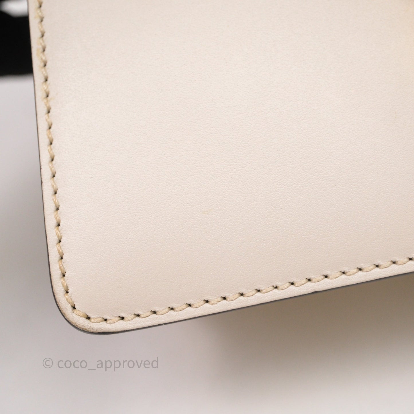 Gucci Mini Sylvie Top Handle White Calfskin Shoulder Bag⁣ ⁣⁣⁣⁣⁣⁣⁣⁣⁣⁣⁣⁣⁣⁣⁣⁣With Strap
