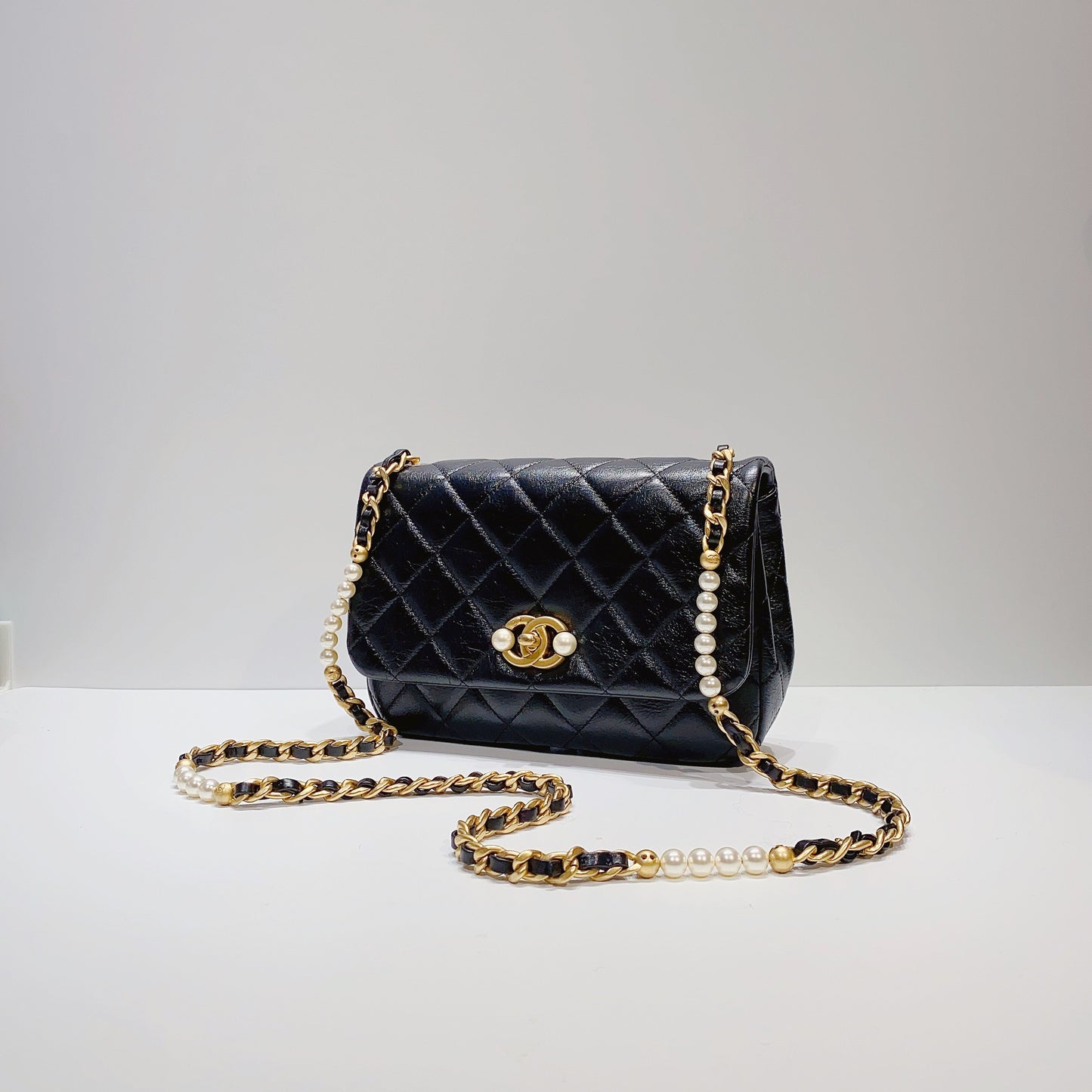 No.3711-Chanel Small Pearl Side Flap Bag