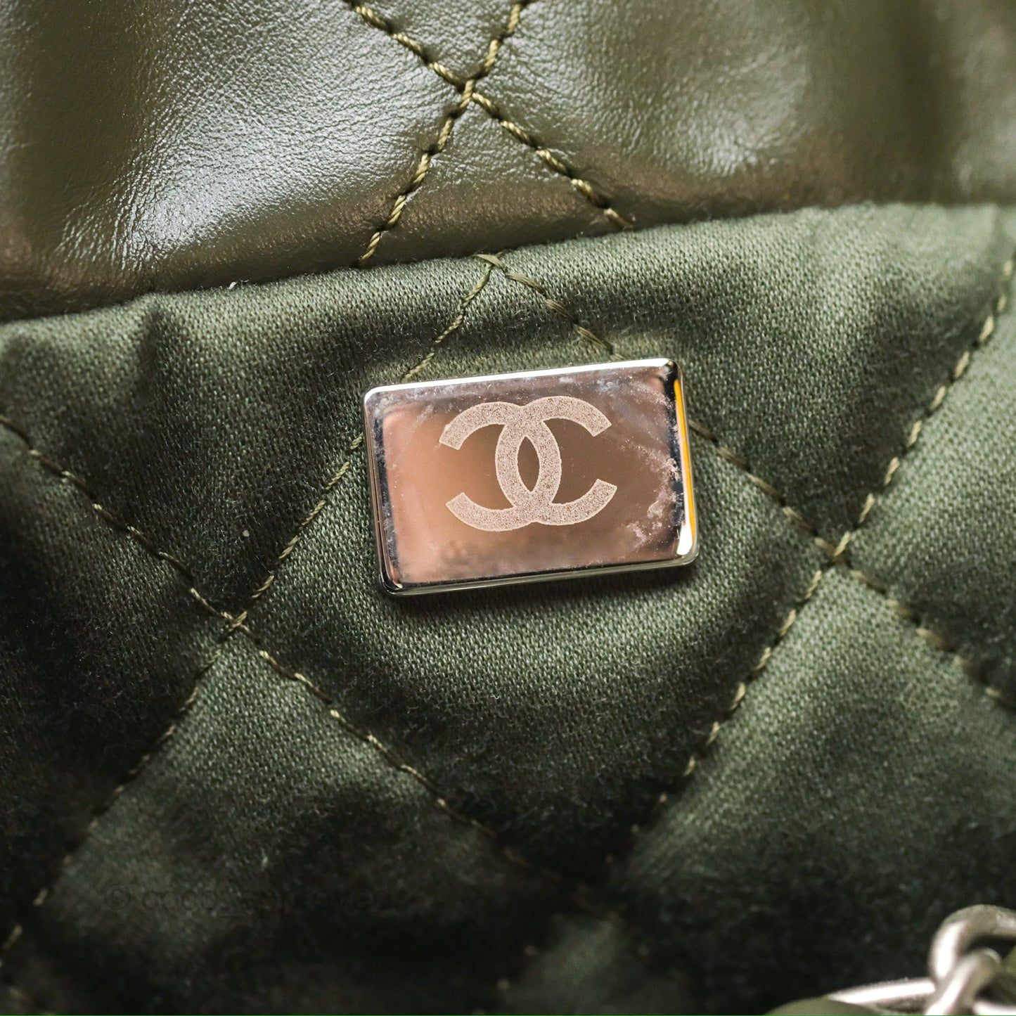 Chanel 22 Medium Green Shiny Calfskin Ruthenium Hardware