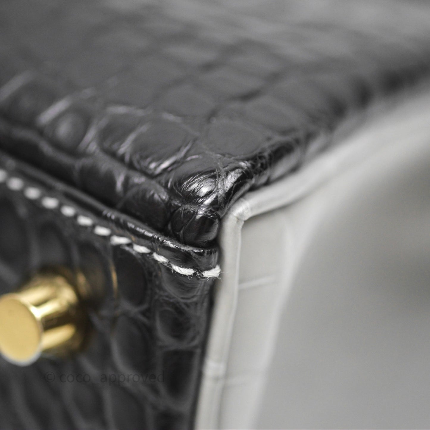 Hermès Retourne Kelly 25 Alligator Perso Noir 89 / Gris Mouette 4Z Brushed Gold Hardware