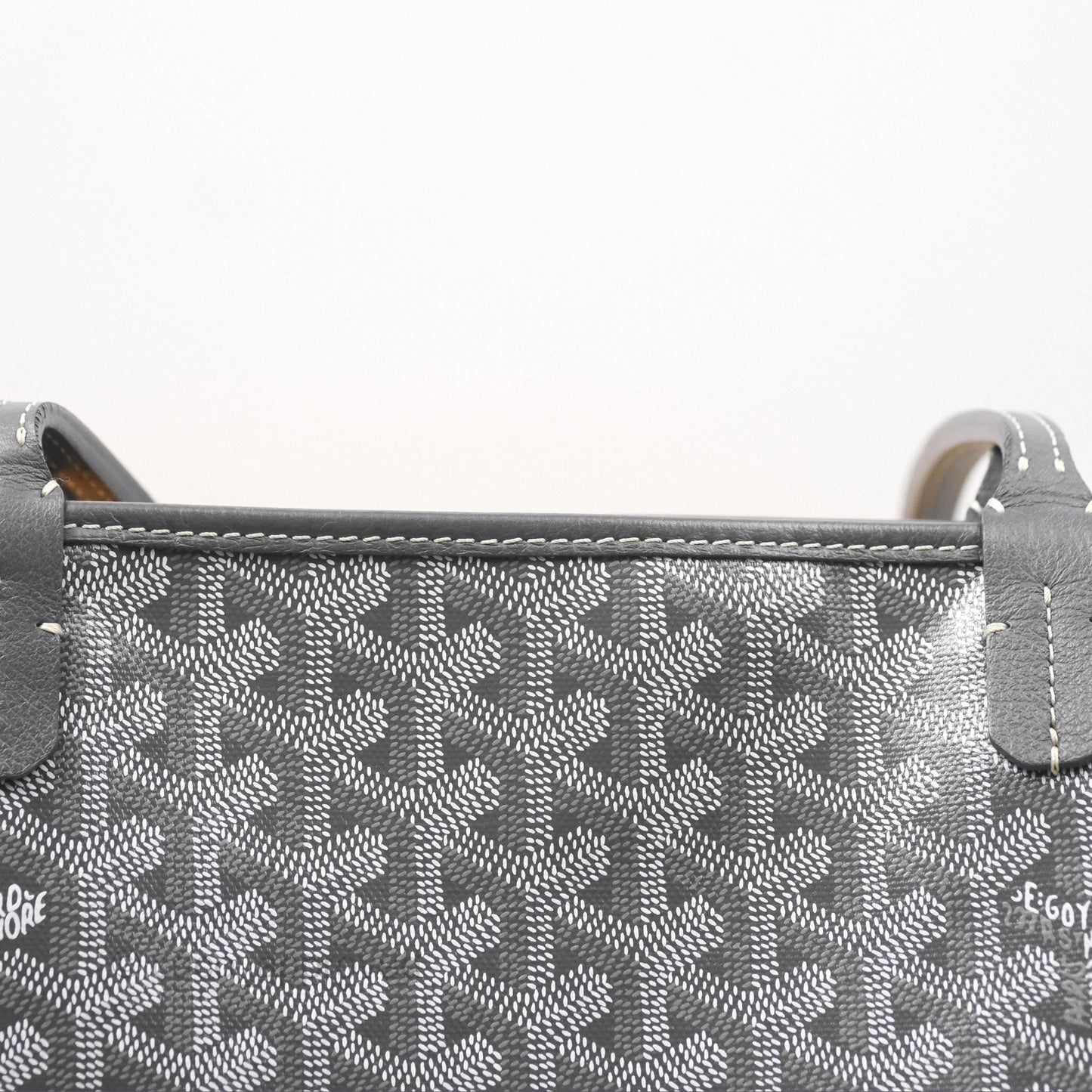 Goyard St Artois Tote MM ⁣⁣⁣⁣⁣⁣⁣⁣⁣⁣⁣⁣⁣⁣⁣⁣⁣⁣⁣⁣Grey Canvas