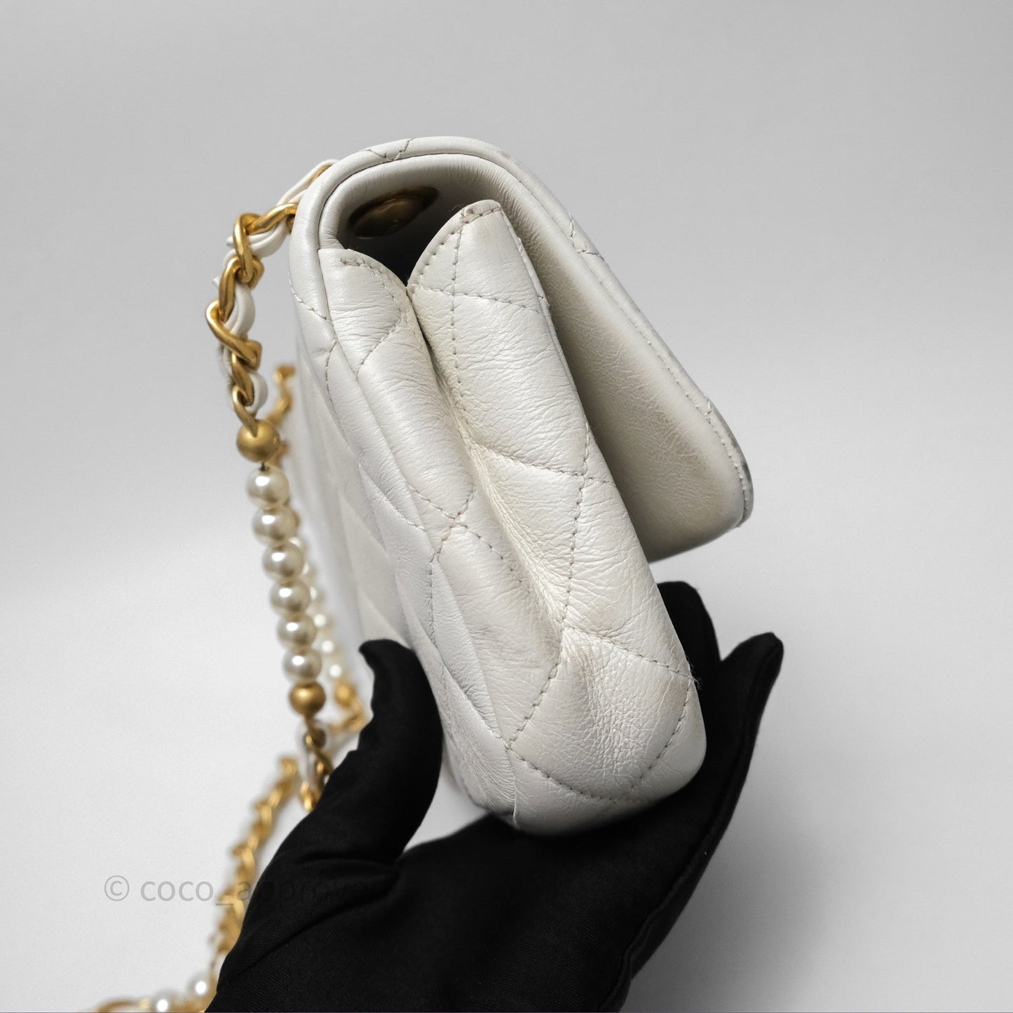 Chanel Quilted Pearl Flap Bag White Shiny Crumpled Calfskin Aged Gold Hardware 22C