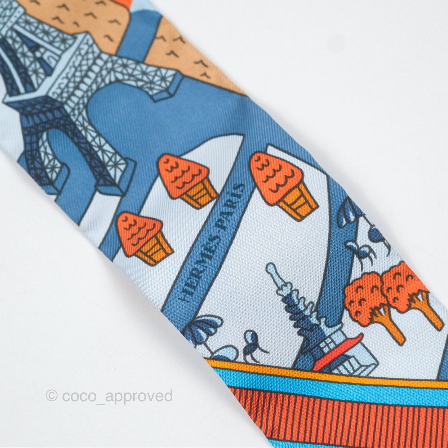 Hermès Les Nouveaux Amoureux de Paris Silk Twilly